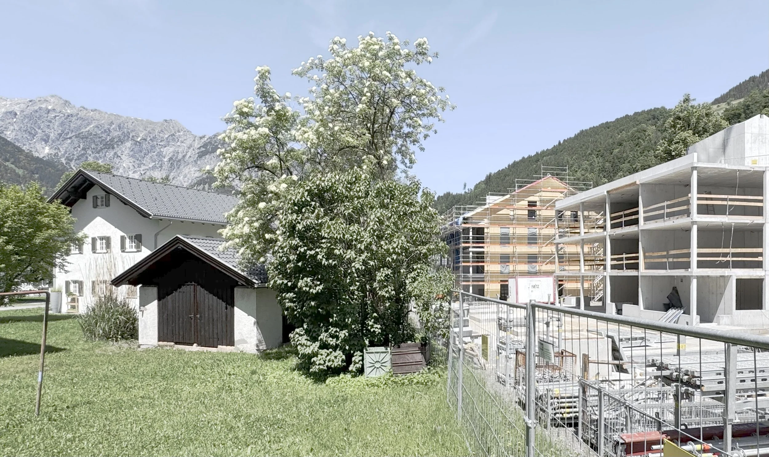 Illwerke Siedlung Schruns | Stimmiger Massstab und Architektur im Bezug zum Bestand | Fassade und Dach als Holzelementbau Kern als Massivbau | Baustelle Mai 2025