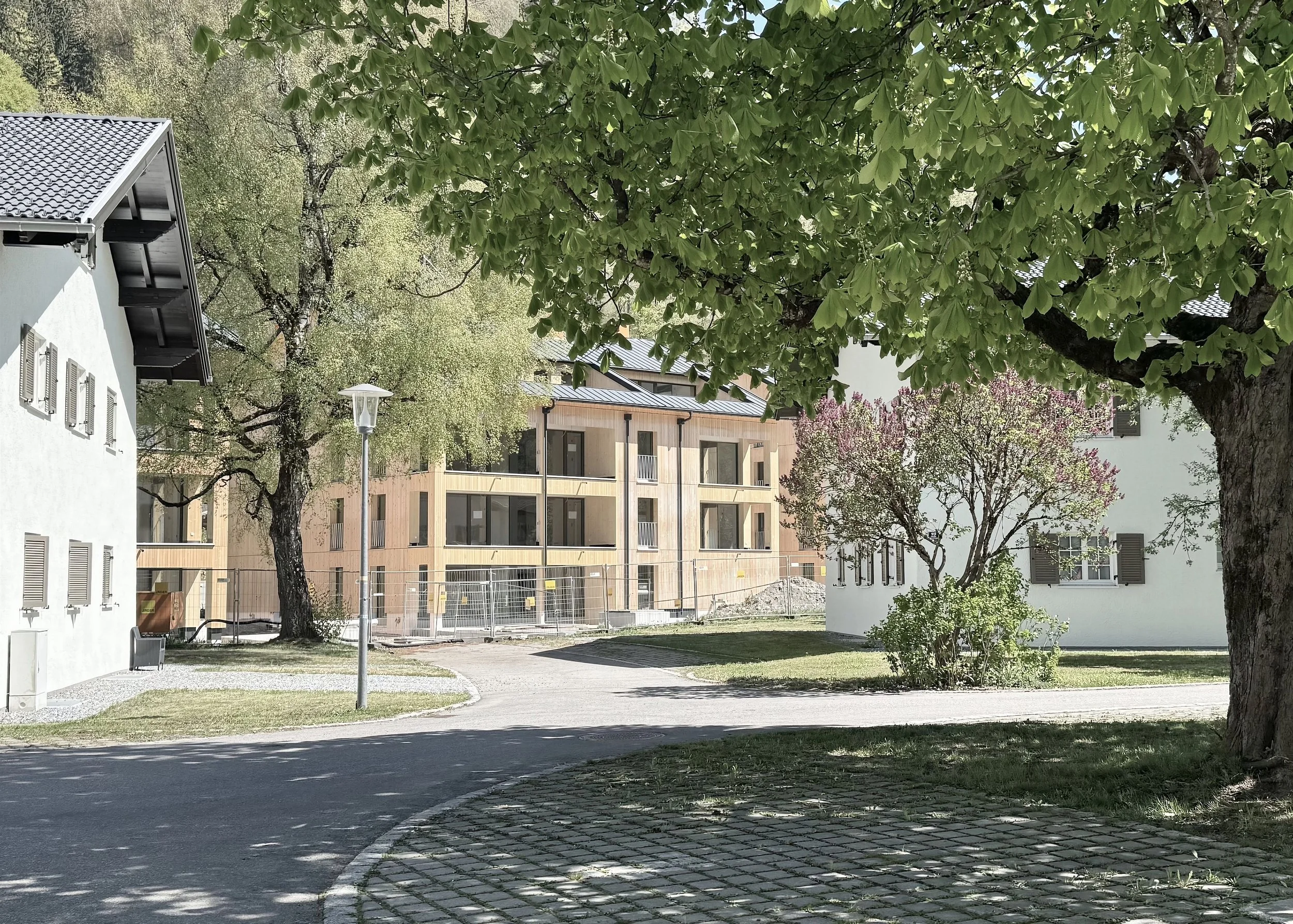 Illwerke Siedlung Schruns | Stimmiger Massstab und Architektur im Bezug zum Bestand |  Baustelle April 2026
