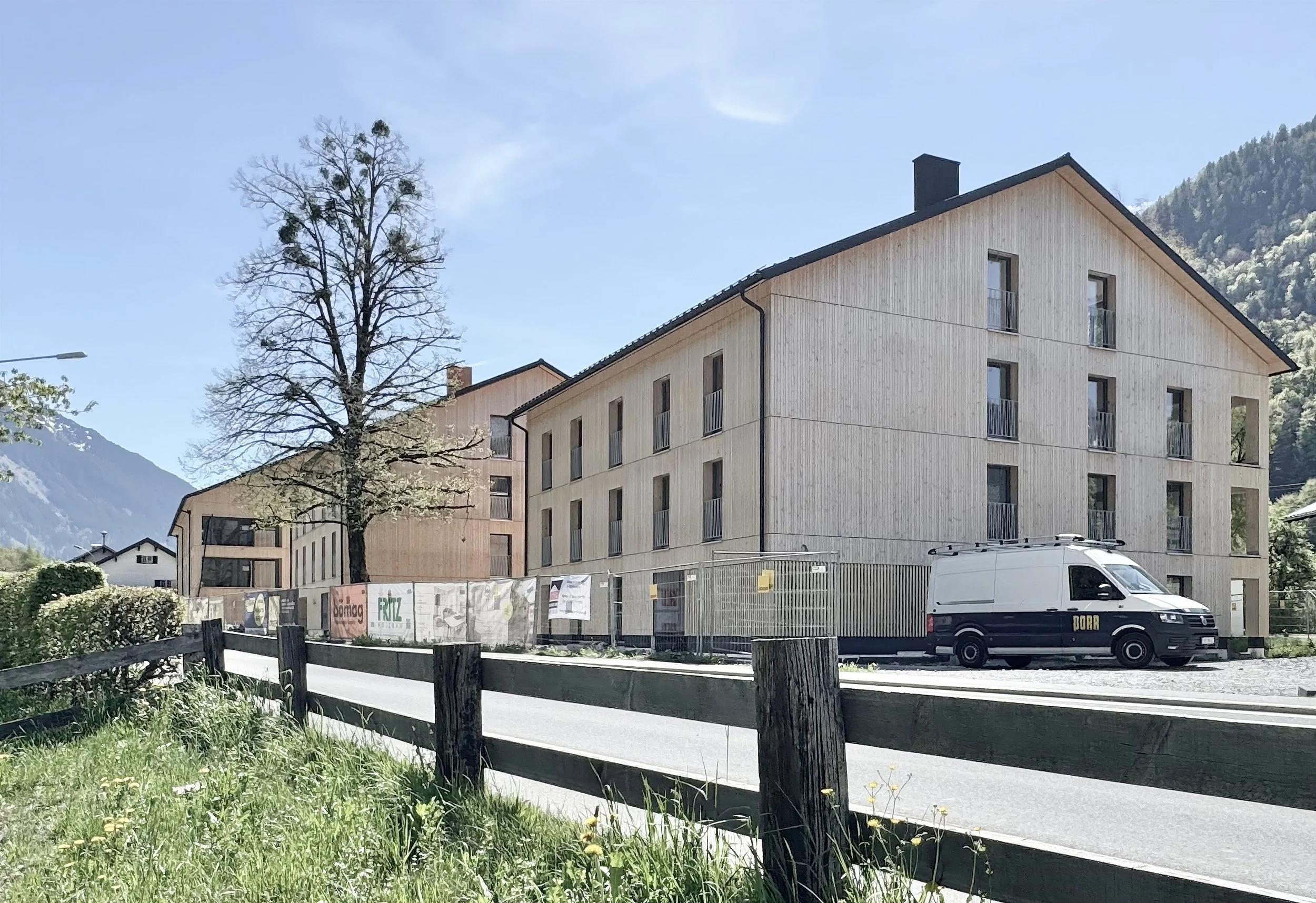 Illwerke Siedlung Schruns | Erhalt Baumbestand | Dichte Bebauung zur stark befahrenen Strasse | Baustelle April 2026