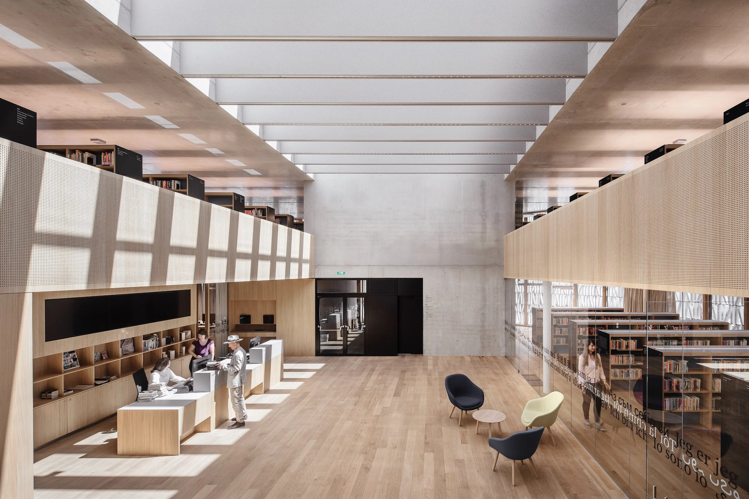 Stadtbibliothek Dornbirn | Foyer mit Empang und Oberlicht | Freihandbereiche | Foto Albrecht Immanuel Schnabel