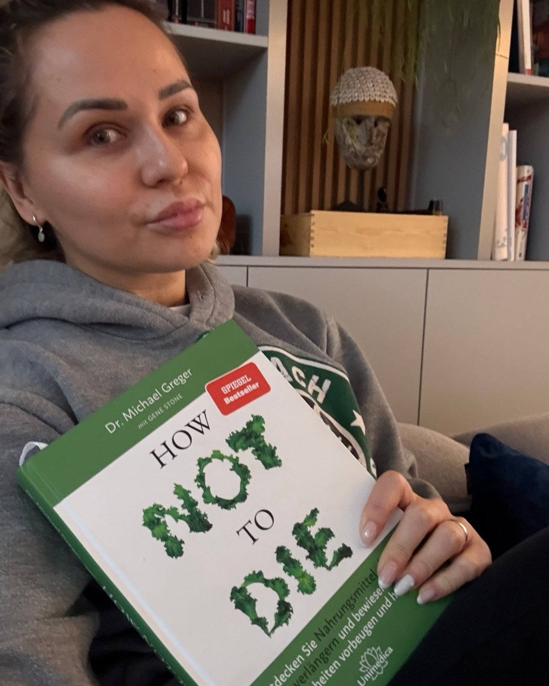 Mein erster Grund, vegan zu werden, war meine Gesundheit.
Ich w&uuml;nsche mir ein langes Leben &ndash; ohne Schmerzen, ohne st&auml;ndige Beschwerden,
beweglich, frei und kraftvoll.

Am Anfang meiner Reise stand ein Buch:
&bdquo;How Not to Die&ldquo