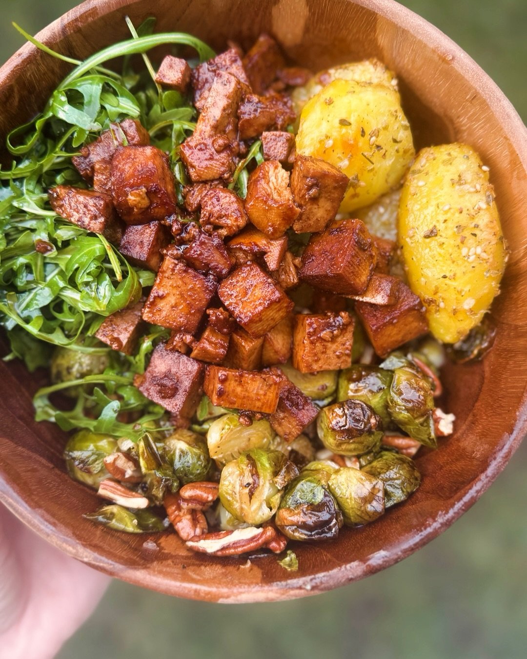 Boost your immunity this February with this cozy, nourishing bowl 🥦✨

My Maple Balsamico Brussels Sprouts (easy peasy recipe on my feed!) paired with crispy roasted potatoes and smoky baked tofu = the ultimate winter comfort combo.

🥔 Roasted Potat