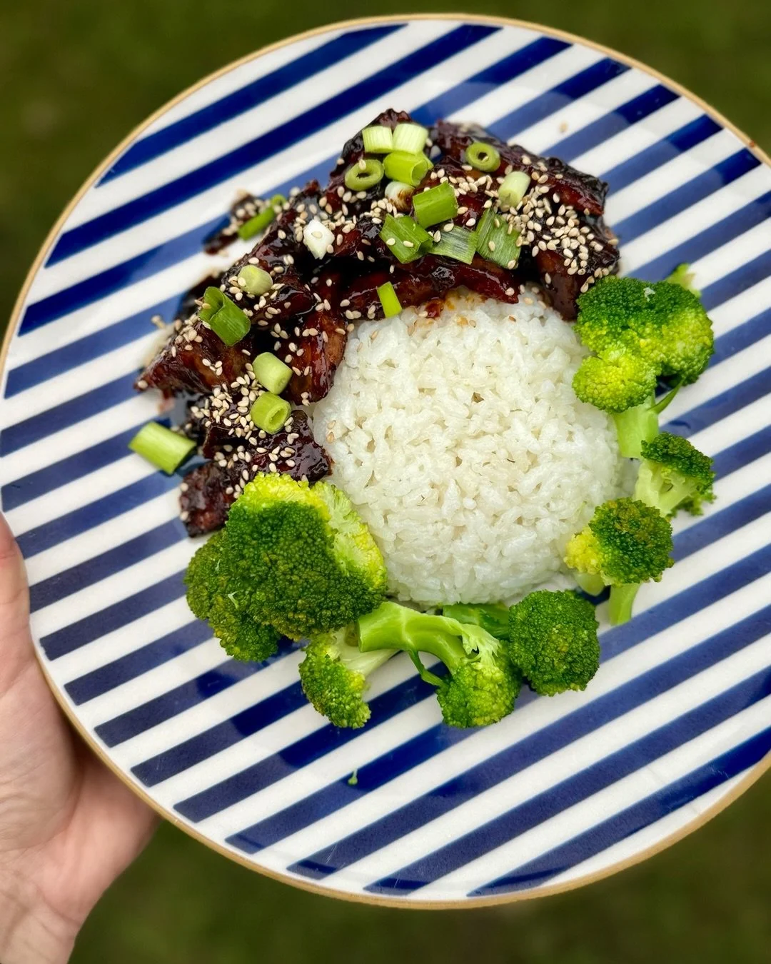 Teriyaki selber machen ist wirklich kein Aufwand. 🥢✨
Keine Fertigsauce.
Keine versteckten Zus&auml;tze.
Nur ehrlicher Geschmack in 5 Minuten.
Und genau deshalb liebe ich dieses Gericht: schnell gemacht, richtig s&auml;ttigend und trotzdem voller Aro