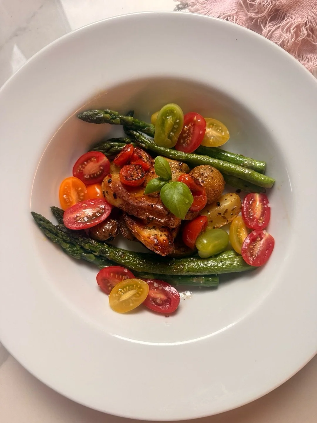 Manchmal braucht es nicht mehr als knusprige Ofenkartoffeln, gebratenen Spargel, s&uuml;&szlig;e Cherrytomaten und cremigen Hummus 💚✨
Simple Zutaten, voller Geschmack und genau die Art von Essen, die einfach gut tut. 🥔🍅 

Kartoffel Bowl mit Sparge