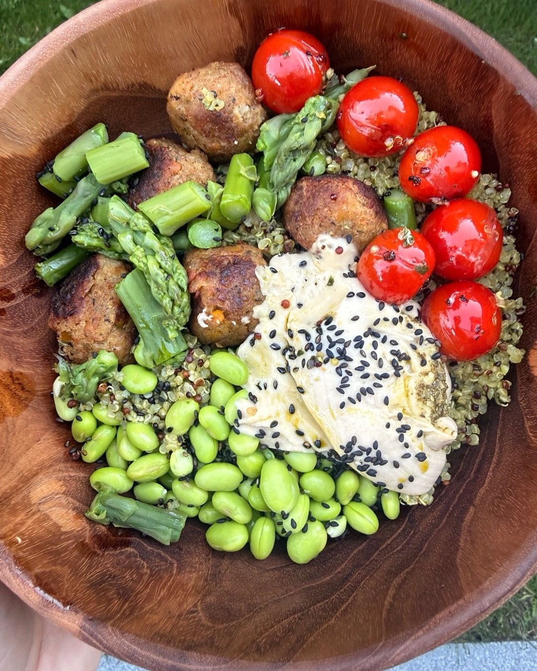 Diese Bowl ist so einfach gemacht, schmeckt wie aus einem Bowl-Caf&eacute; und ist dabei so viel g&uuml;nstiger 🌱✨
Cremiges Pesto-Quinoa, warmer Spargel, s&uuml;&szlig;e Cherrytomaten, knusprige Falafel, Edamame und Hummus 🤍

Proteinreich, frisch u