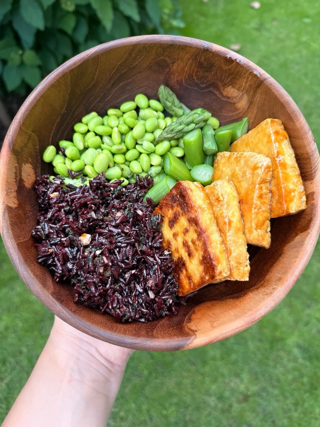 Cooking can be so simple and nutritious 🌱✨

I cooked black rice and paired it with a homemade nettle pesto made from freshly foraged nettles. After picking the nettles in the forest, I washed them thoroughly and blended them with walnuts, garlic, ol