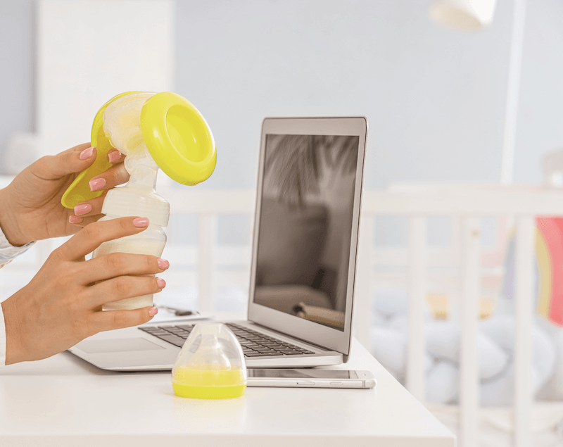 A quick-reference guide for safely storing breast milk in the fridge and freezer.