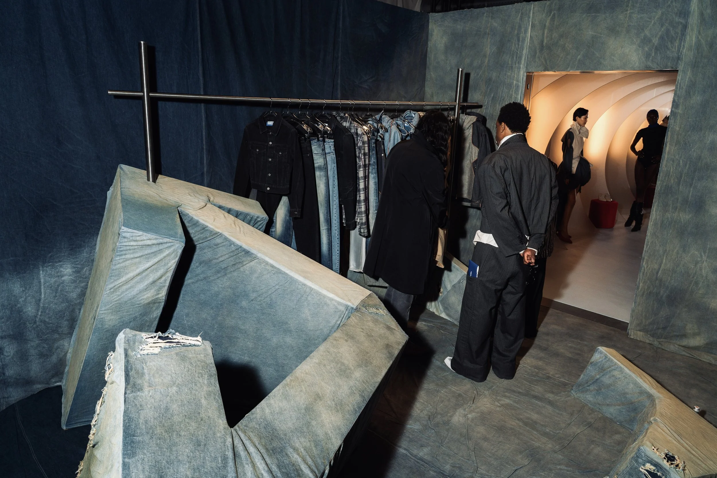 off_white_10x10_23092026_francesco_pividori_saywho-74.jpg