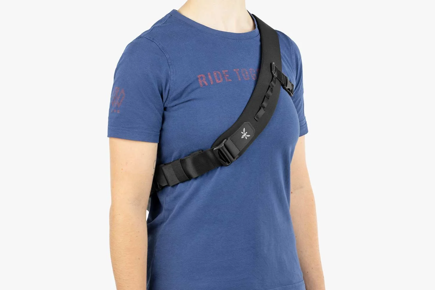 apidura-city-messenger-13in-on-body-4-2.jpg