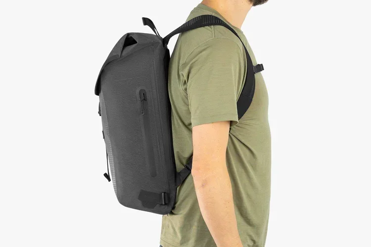 apidura-city-backpack-20l-on-body-3.webp