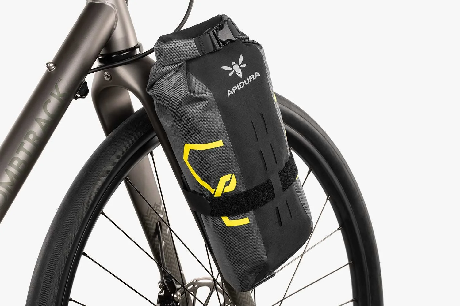 apidura-expedition-cargo-cage-pack-3l-on-bike-2.jpg