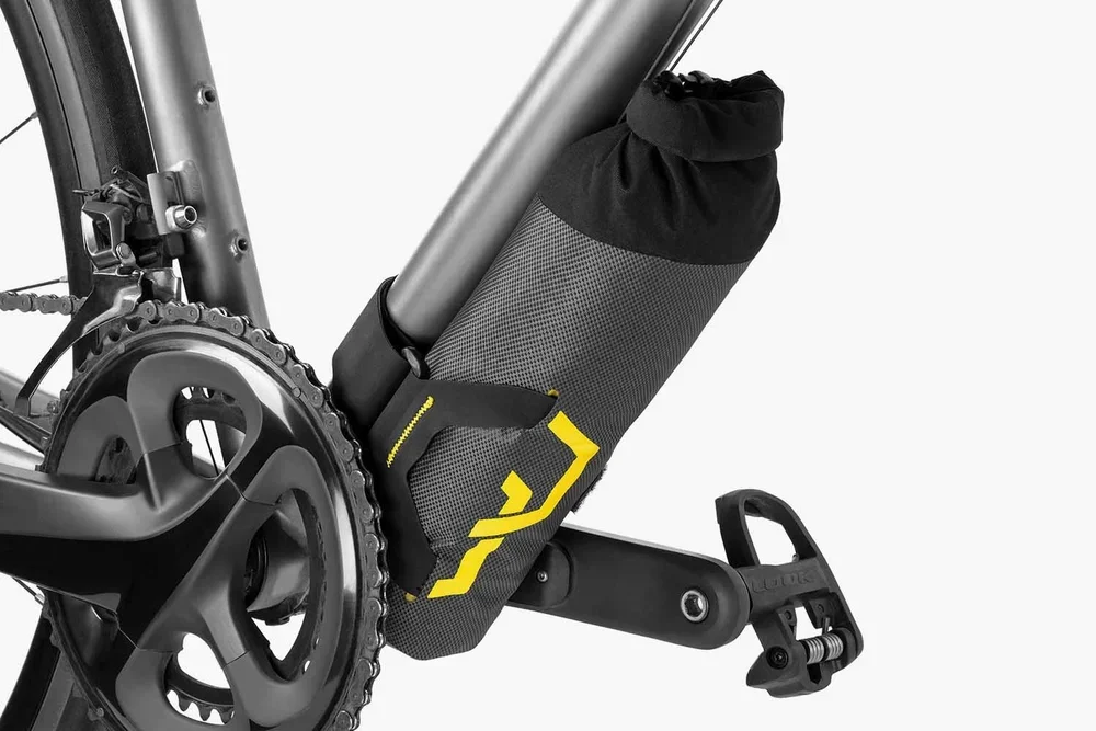 apidura-expedition-downtube-pack-1.2l-on-bike-2.jpg.webp