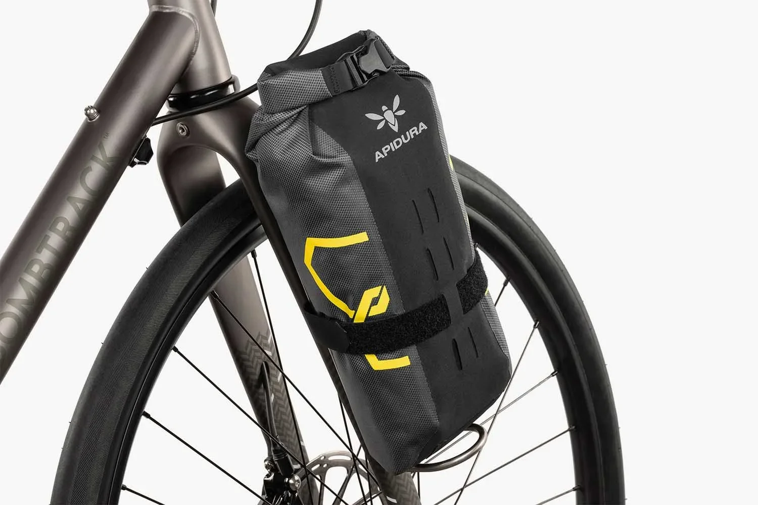 apidura-expedition-fork-pack-3l-on-bike-2.jpg.webp