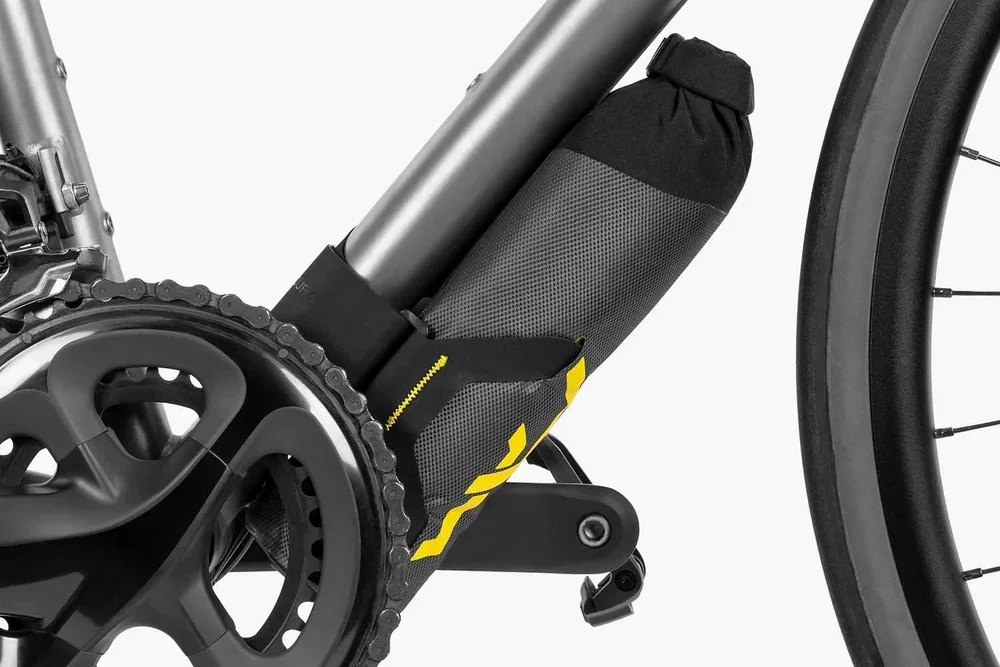 apidura-expedition-downtube-pack-1.2l-on-bike-1.jpg.webp