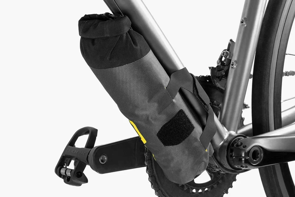 apidura-expedition-downtube-pack-1.2l-on-bike-3.jpg.webp