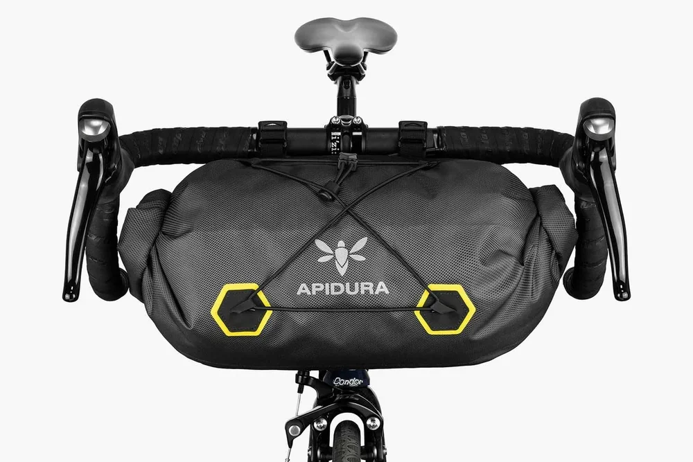 apidura-expedition-handlebar-pack-14l-on-bike-1.jpg.webp