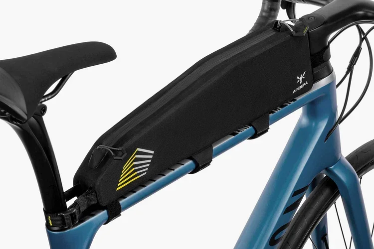 apidura-racing-long-top-tube-pack-2l-on-bike-2.webp