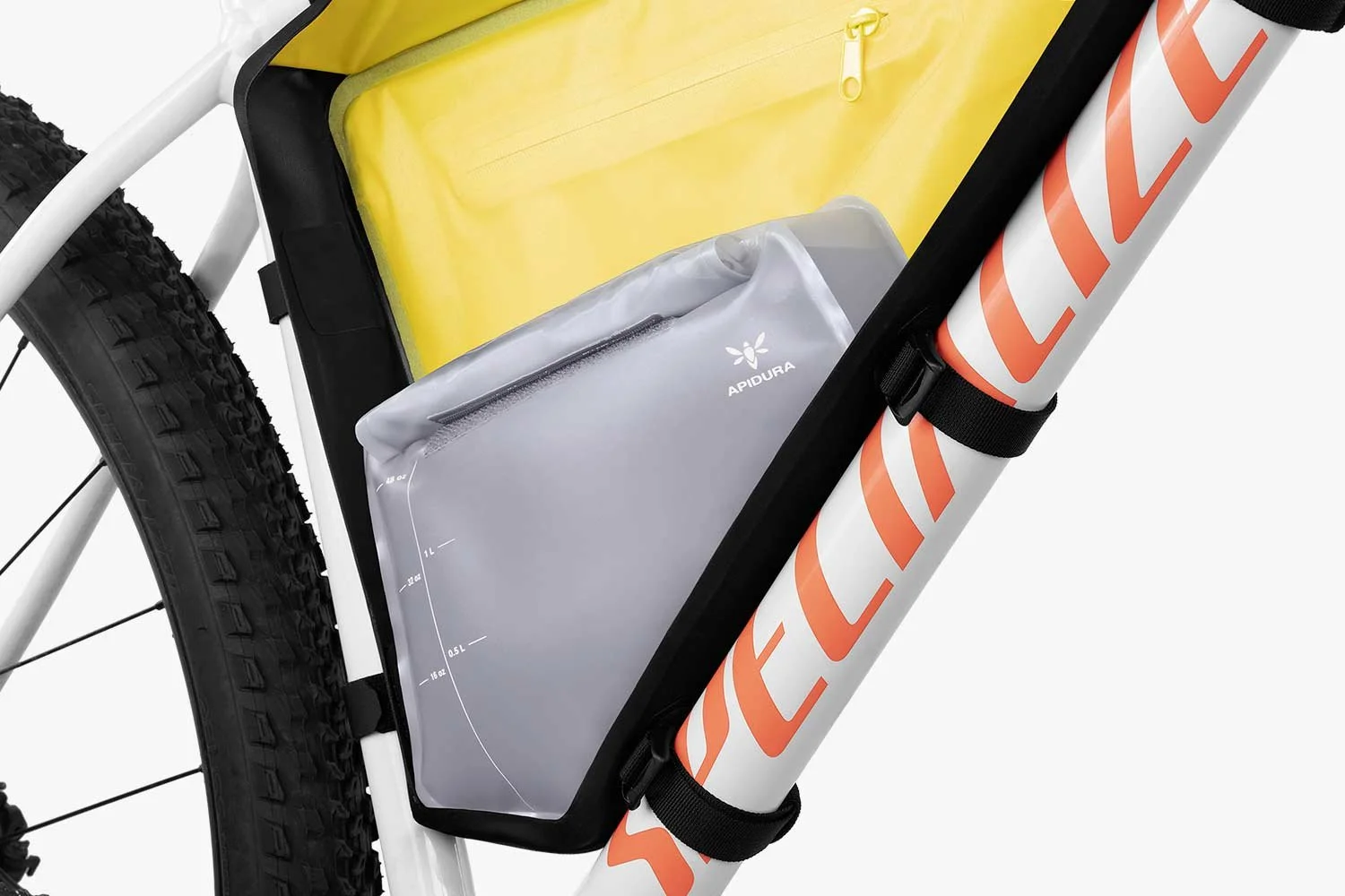 apidura-innovation-lab-frame-pack-hydration-bladder-1.5l-on-bike-2.jpg