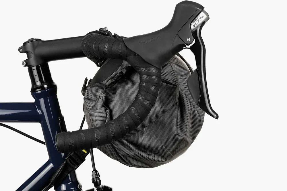 apidura-expedition-handlebar-pack-14l-on-bike-3.jpg.webp