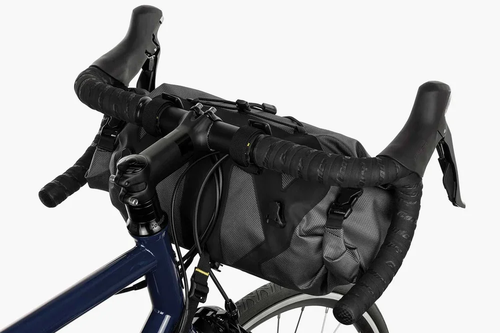 apidura-expedition-handlebar-pack-14l-on-bike-4-1.jpg.webp
