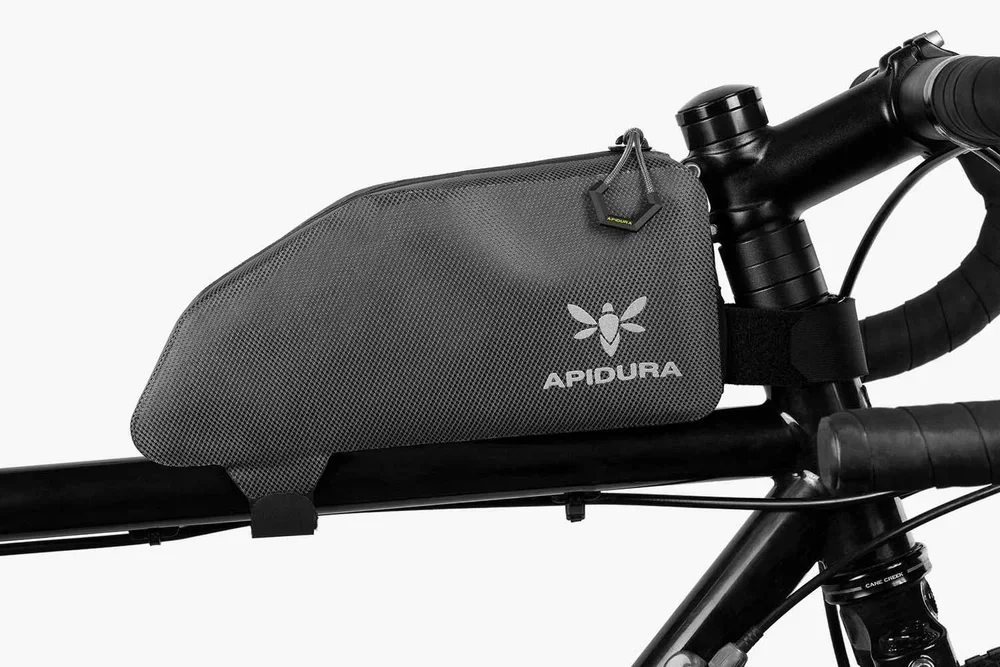 apidura-expedition-top-tube-pack-1l-on-bike-1-2.jpg.webp