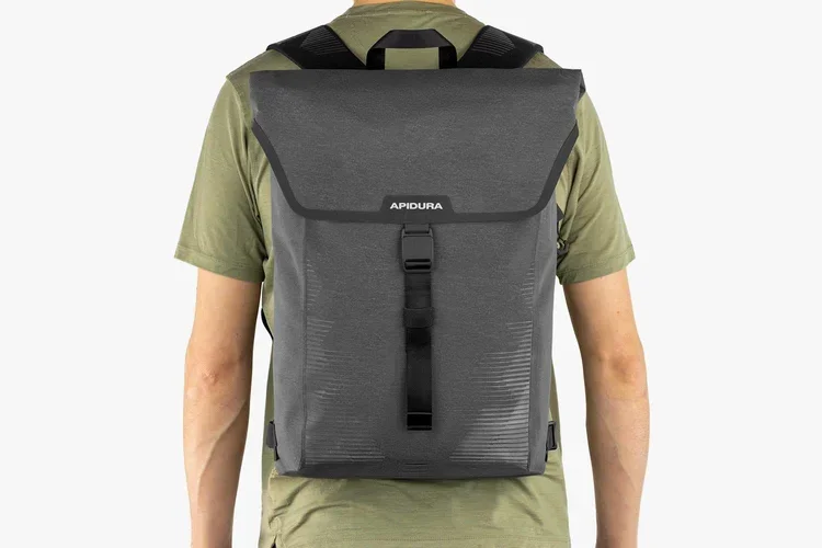 apidura-city-backpack-20l-on-body-1.webp