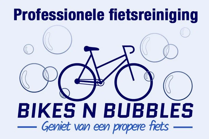 Een logo voor een fietsopleiding genaamd 'Bikes N Bubbles' met een illustratie van een fietsen en grafische bellen eromheen. Tekst: 'Professionele fietsopleiding', 'Bikes N Bubbles', en de slogan 'Geniet van een propere fiets'.