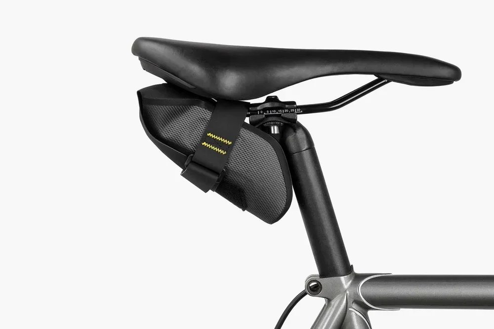 apidura-expedition-tool-pack-0.5l-on-bike-1.jpg.webp