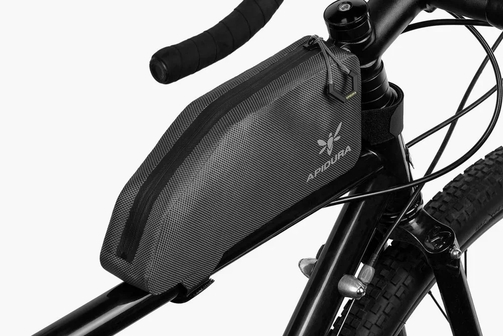apidura-expedition-top-tube-pack-1l-on-bike-2-3.jpg.webp