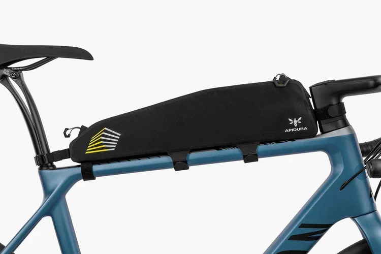 apidura-racing-long-top-tube-pack-2l-on-bike-1.webp