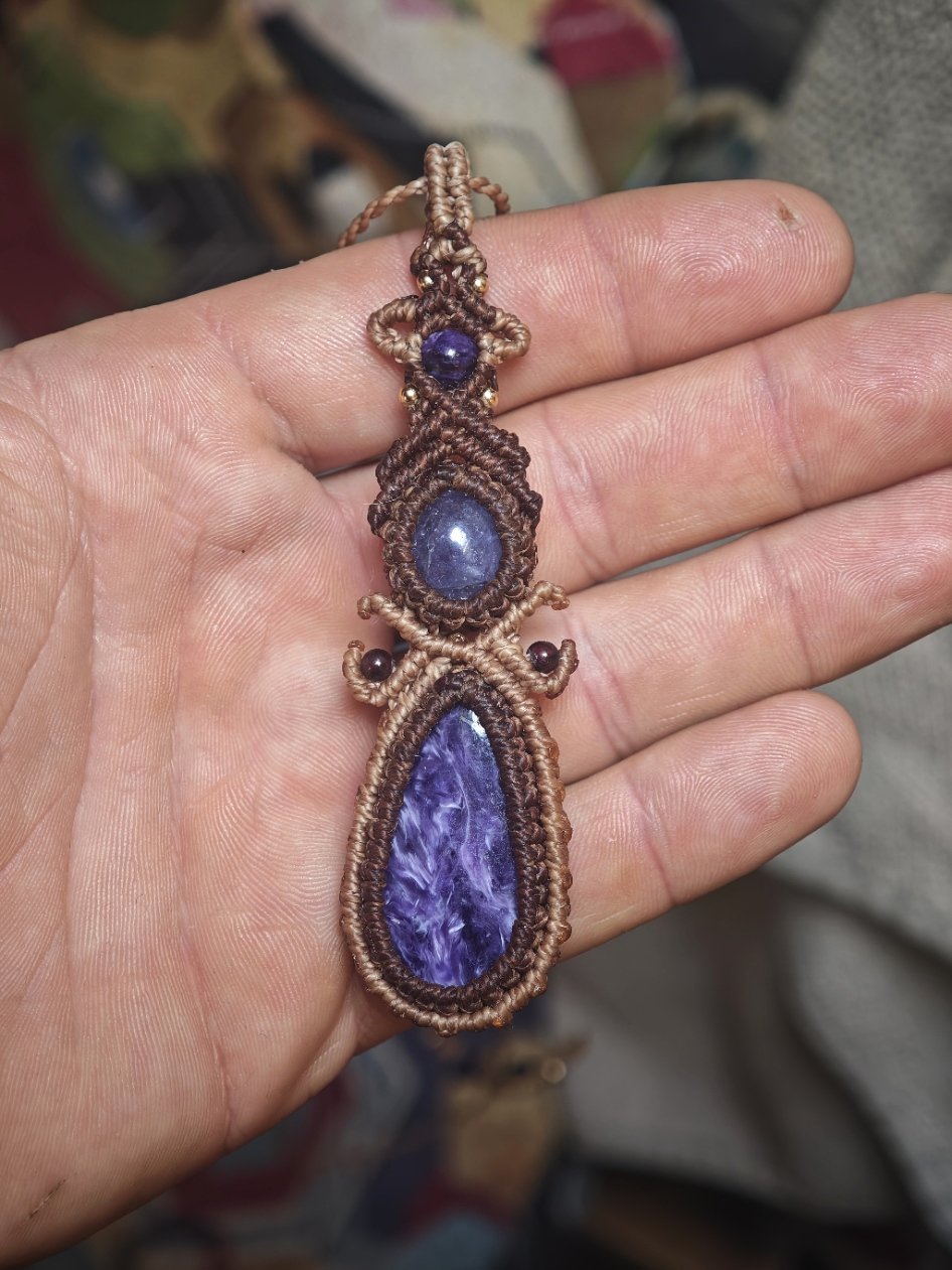 collier-micromacrame-charoite-et-amethyste.jpg