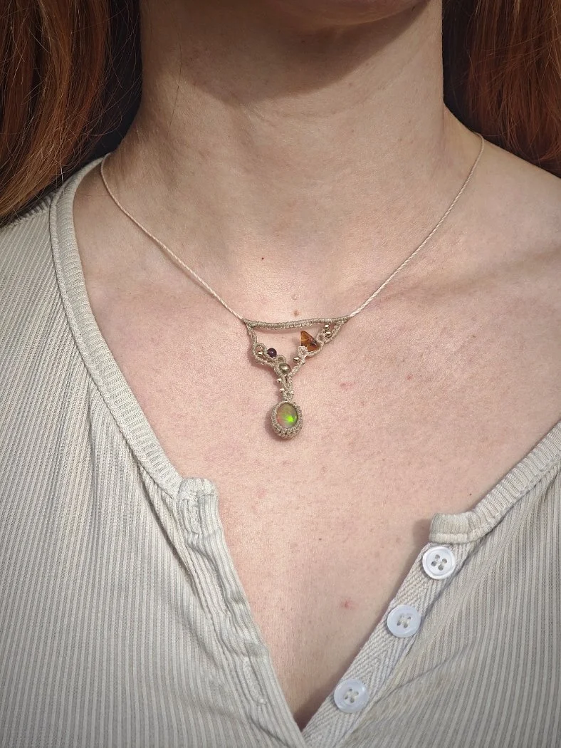 collier-micromacrame-opale-grenat-ambre.jpg