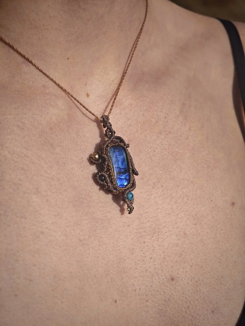 collier-micromacrame-labradorite-bleue.jpg