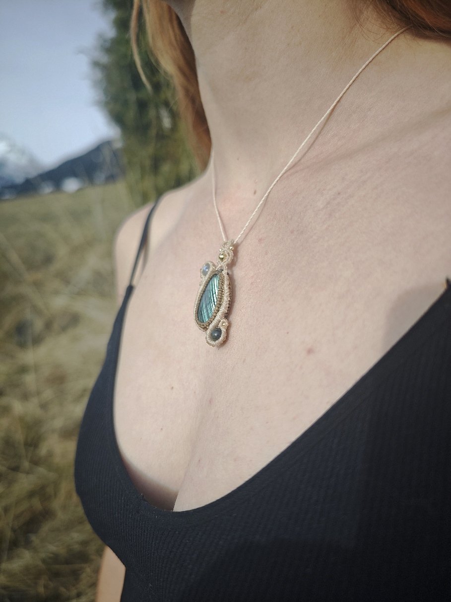 Collier-micromacrame-labradorite-aigue-marine-obsidienne-celeste.jpg