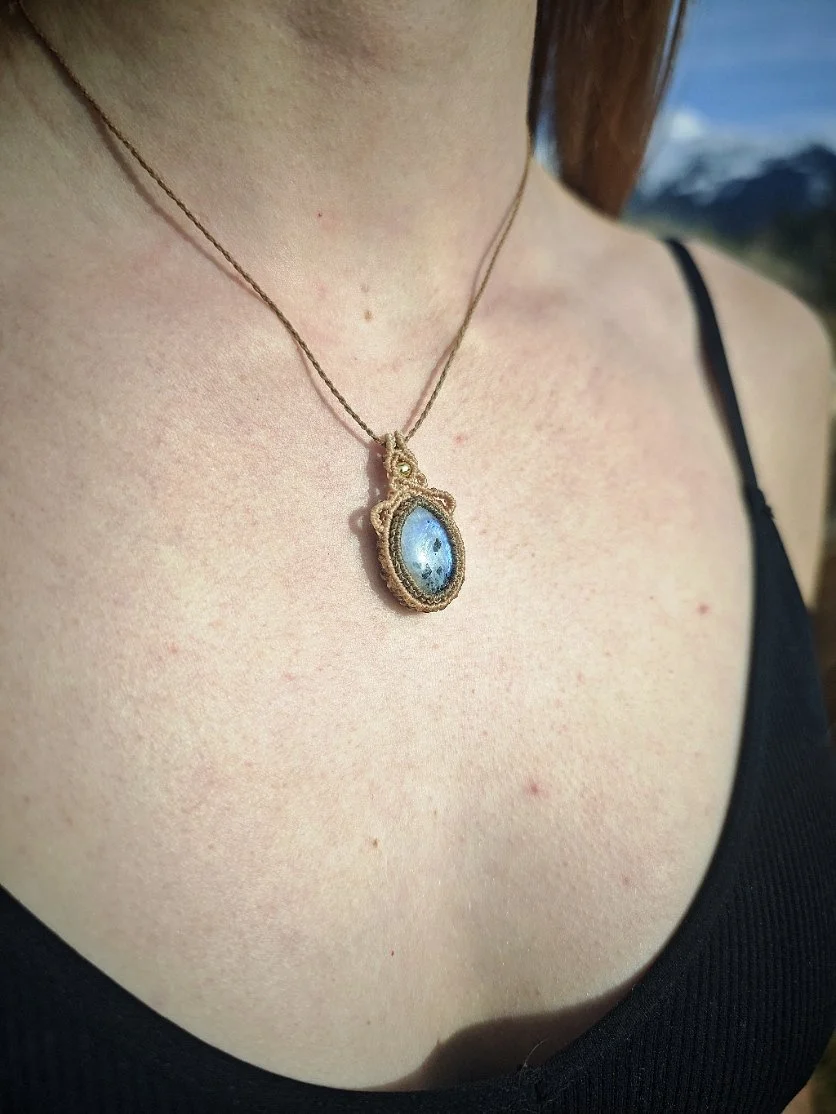collier-micromacrame-labradorite-blanche.jpg