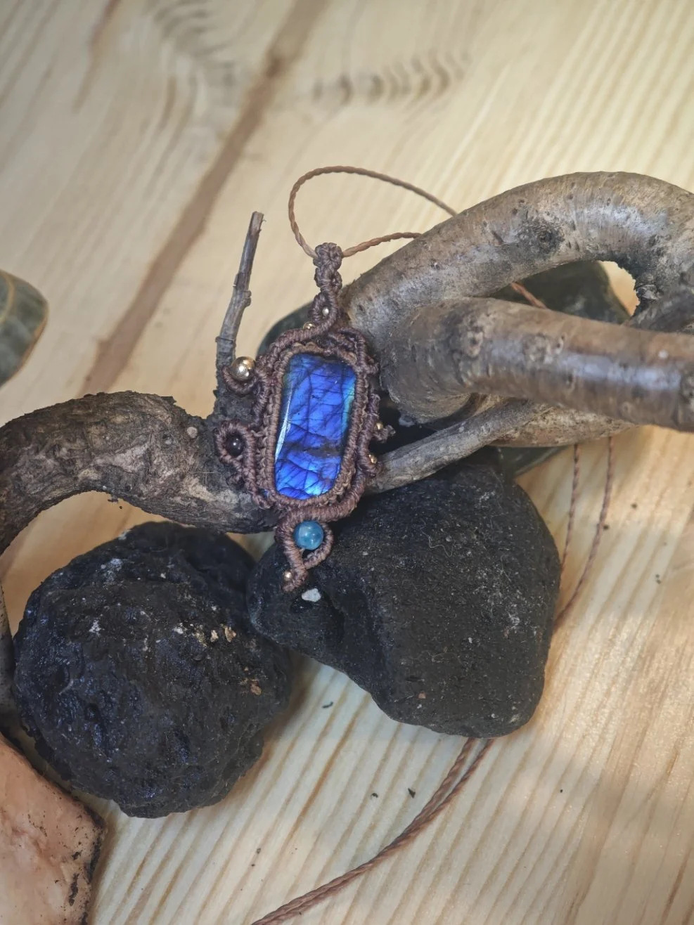 collier-micromacrame-labradorite-bleue.jpg