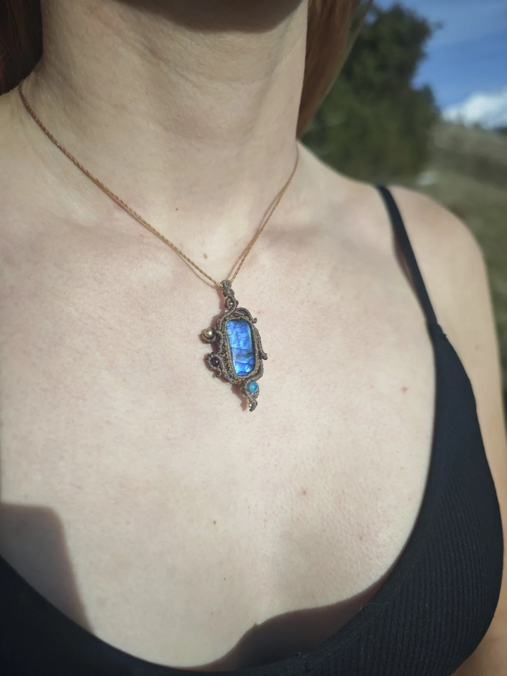 collier-micromacrame-labradorite-bleue.jpg
