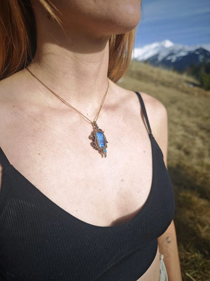 collier-micromacrame-labradorite-bleue.jpg