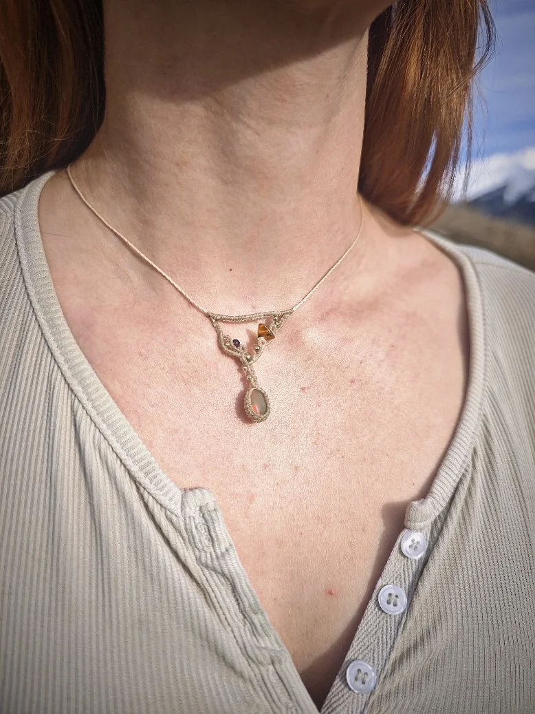 collier-micromacrame-opale-grenat-ambre.jpg
