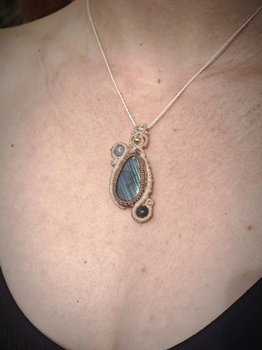 Collier-micromacrame-labradorite-aigue-marine-obsidienne-celeste.jpg