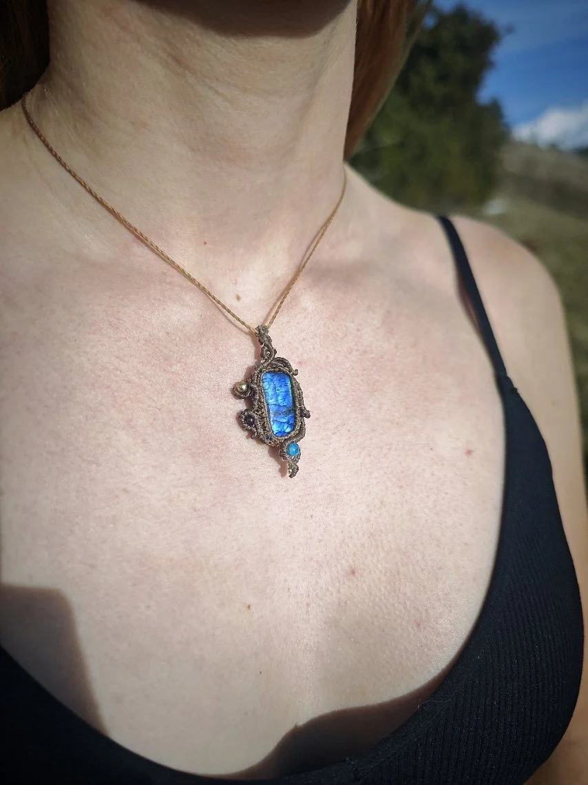 collier-micromacrame-labradorite-bleue.jpg