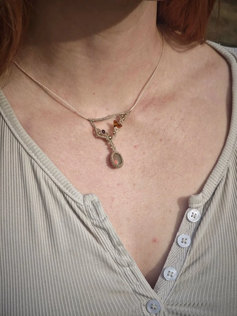 collier-micromacrame-opale-grenat-ambre.jpg