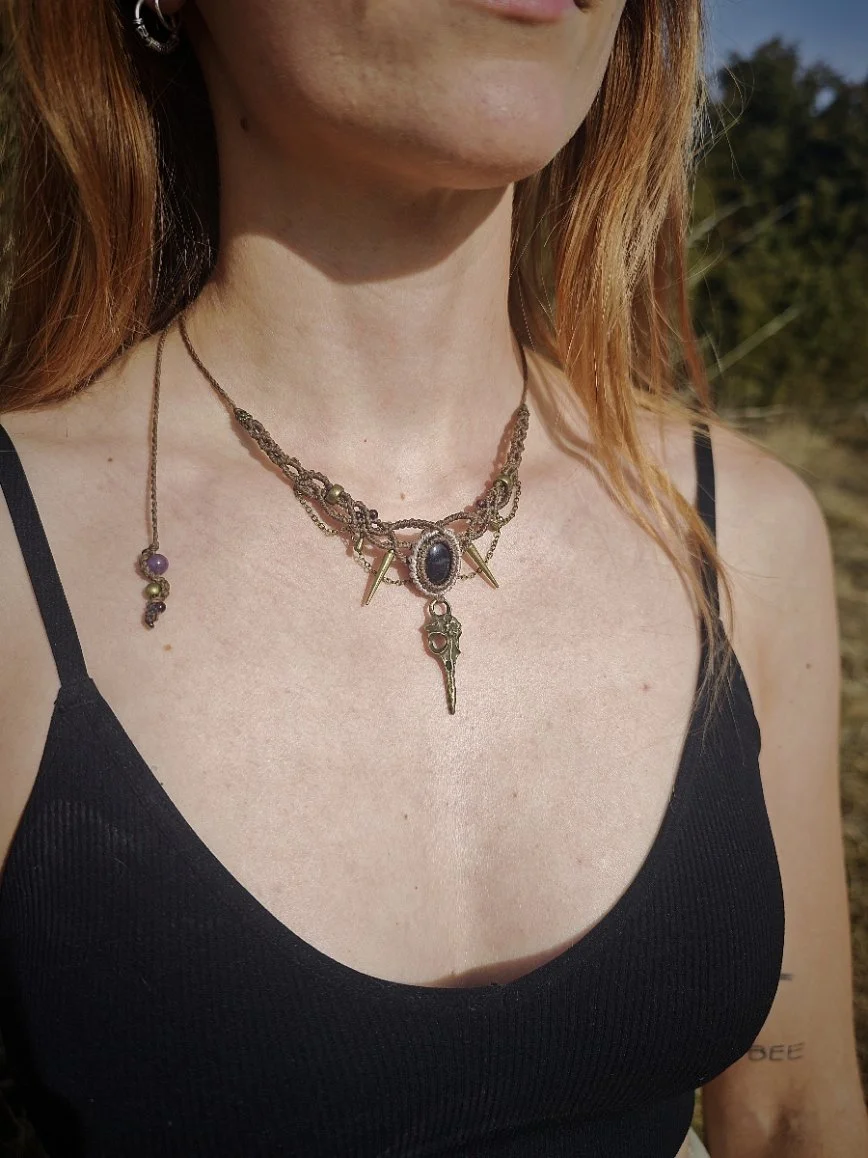 Collier Talisman Micromacramé Améthyste Sombre et Grenat – Crâne de Corbeau
