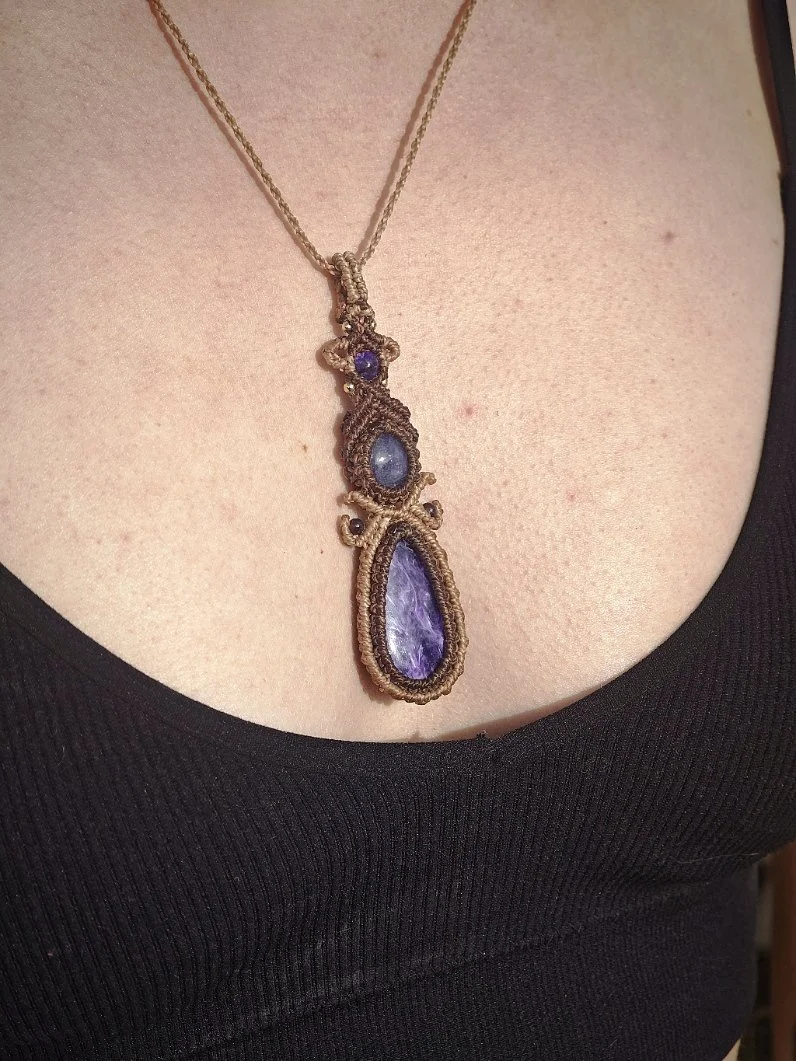 Collier Micromacramé Charoïte de Sibérie et Améthyste du Brésil