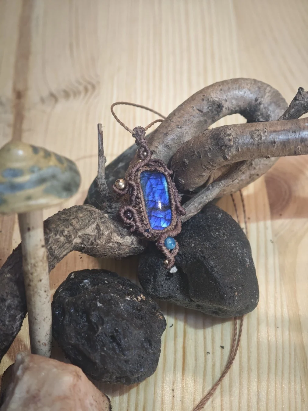collier-micromacrame-labradorite-bleue.jpg