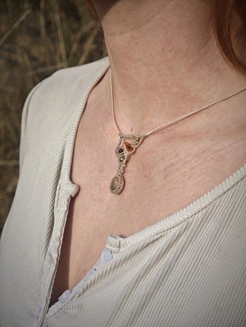 collier-micromacrame-opale-grenat-ambre.jpg