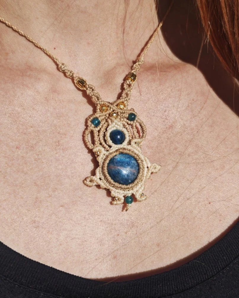 Collier Micromacramé Apatite Bleue – Communication et Clarté Mentale