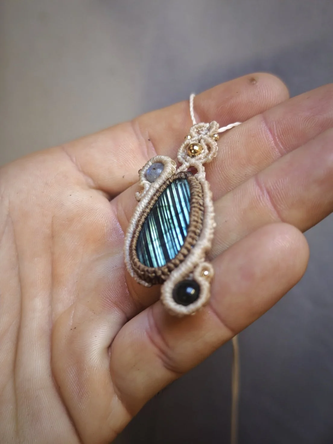 Collier-micromacrame-labradorite-aigue-marine-obsidienne-celeste