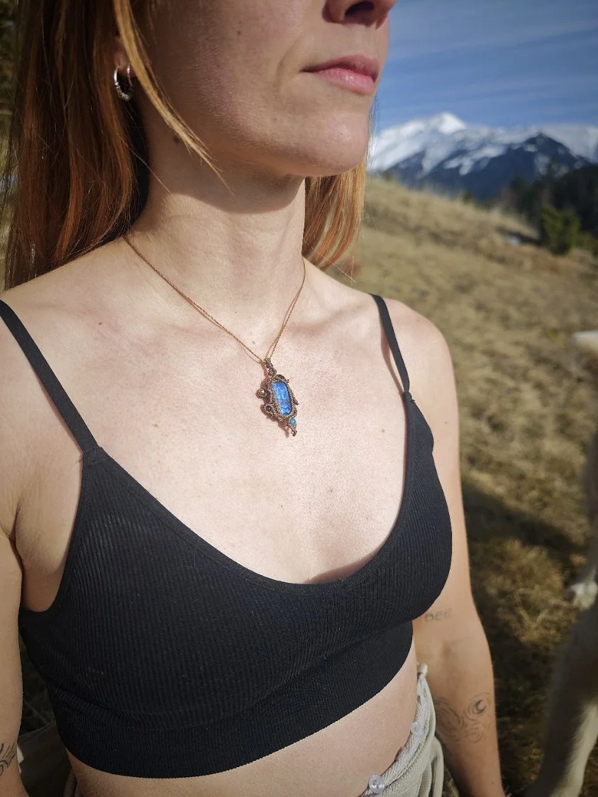 collier-micromacrame-labradorite-bleue.jpg