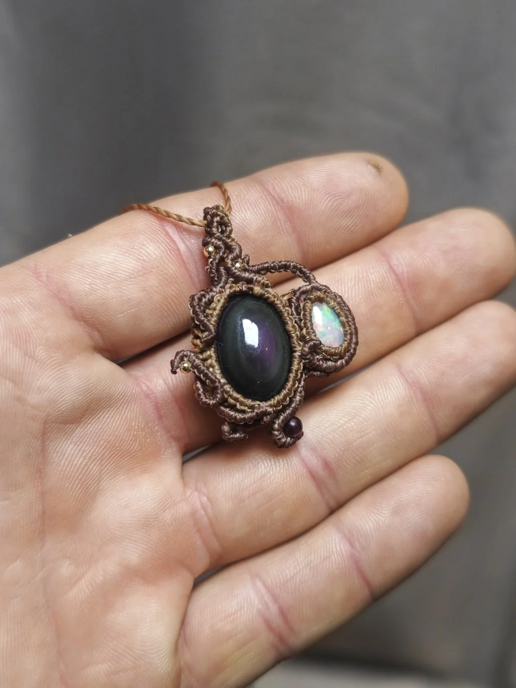 collier-micromacrame-obsidienne-arc-en-ciel-opale-ethiopie